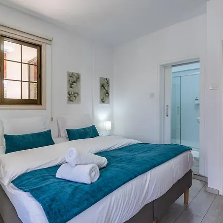 Apartment Azure 2-br W/terrace In